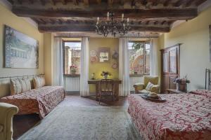 Un dormitorio con dos camas y una mesa y sillas. en Maison Naldi, en Montecarlo