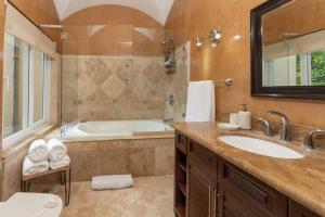 Ένα μπάνιο στο Matapalo 202-Poolside Condo at Tamarindo