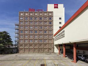 un edificio con un letrero de hotel Hicks encima en ibis Sao Jose dos Campos Dutra, en São José dos Campos