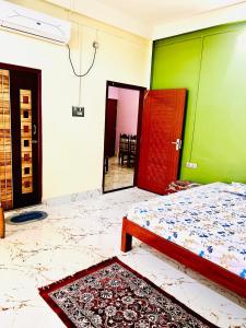 Postel nebo postele na pokoji v ubytování Jyoti Homestay