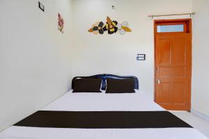Postel nebo postele na pokoji v ubytování Hotel O Raja Hotel