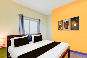Ένα ή περισσότερα κρεβάτια σε δωμάτιο στο Hotel O SRINIVASA RESIDENCY