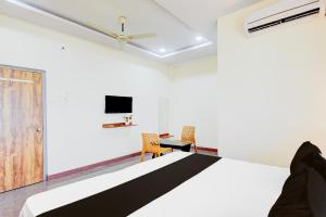 Μια τηλεόραση ή/και κέντρο ψυχαγωγίας στο Hotel O SRINIVASA RESIDENCY +34 φωτογραφίες