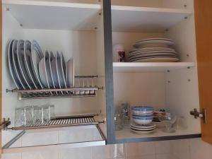 ボローニャにあるcasa roberta e gilbertoの皿入り食器棚 +28枚の写真