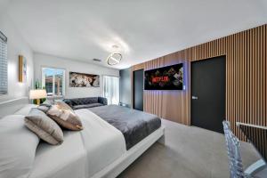 Ένα ή περισσότερα κρεβάτια σε δωμάτιο στο Luxury Villa Serena Heated Pool 15 min to Beach
