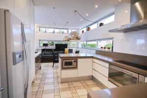 eine Küche mit weißen Schränken und einer Arbeitsplatte in der Unterkunft Villa Bay Blue in Llucmajor