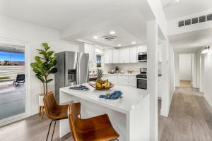 Nhà bếp/bếp nhỏ tại Casa Santa Rosa-Resort Pool & Spa, Fire Pit, BBQ, Ping Pong