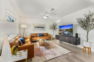 TV/trung tâm giải trí tại Casa Santa Rosa-Resort Pool & Spa, Fire Pit, BBQ, Ping Pong