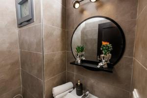 un baño con espejo y lavabo en Modern Flat - Heart of Rabat - Walk Everywhere, en Rabat