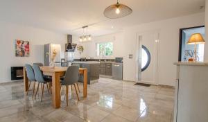 Η κουζίνα ή μικρή κουζίνα στο La jouquiniere