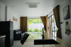 Posezení v ubytování Biển Tôm ốc Homestay Bến Tre - Hồ Bơi & BBQ Garden