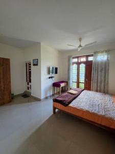 Postel nebo postele na pokoji v ubytování Faunora Thekkady