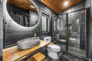 Un baño con bañera, inodoro y lavabo. en High-End Smoky Mountain Hideaway With Hot Tub, en Sevierville