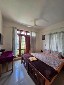 Postel nebo postele na pokoji v ubytování Faunora Thekkady + 2 fotografie