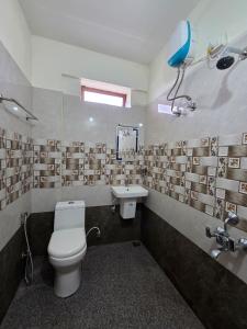 Koupelna v ubytování Faunora Thekkady