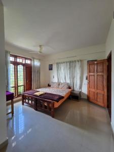 Postel nebo postele na pokoji v ubytování Faunora Thekkady