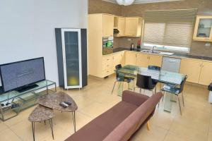 La Celle-sous-GouzonにあるAppartement moderne et lumineux au centre-villeのギャラリーの写真 +6枚の写真