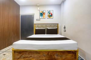 a bedroom with a large bed in a room at Hotel O The 4th Town in Jamshedpur +21 photos