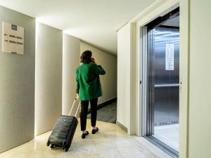 サンパウロにあるMercure São Paulo Ibirapuera Privilegeの廊下を歩く女性 +139枚の写真