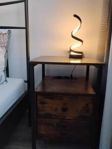 a nightstand with a lamp on it next to a bed at Apartment Arte in Graz