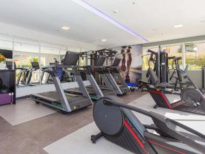 een fitnessruimte met verschillende loopbanden en machines in een kamer bij Mercure Sao Paulo Vila Olimpia in Sao Paulo