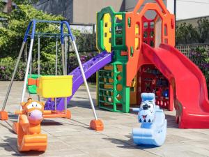 een groep van verschillende soorten speeltoestellen bij Mercure Sao Paulo Vila Olimpia in Sao Paulo