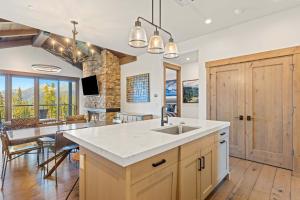 Kuchyň nebo kuchyňský kout v ubytování Moonlight Basin Retreat Ski-In Out Patio