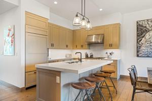 Kuchyň nebo kuchyňský kout v ubytování Moonlight Basin Retreat Ski-In Out Patio + 34 fotografií