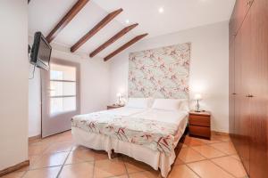 une chambre avec un lit et une télévision à écran plat dans l'établissement Sa Llimonera de Binissalem, à Binissalem 22 autres photos