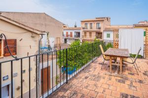 un balcon avec une table en bois et une table dans l'établissement Sa Llimonera de Binissalem, à Binissalem
