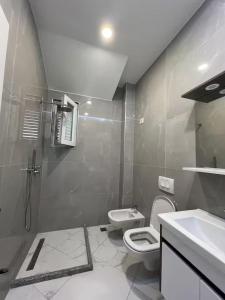 a bathroom with a toilet and a sink at Poppe Home in Domje