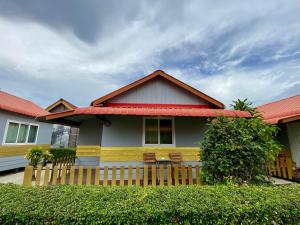 a house with a fence in front of it at Phi Phi Ba Kao Bay Resort in Phi Phi Don
