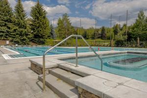 een groot zwembad met aicrobialicrobialicrobialicrobialicrobial bij Angani Way Townhome 104 in Elkhorn Village