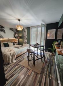 Ένα ή περισσότερα κρεβάτια σε δωμάτιο στο Jungle Chic à Noyon, Hauts-de-France