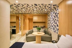 een woonkamer met een bank en een tafel bij Flat melhor localização Hotel Athos Bulcão in Brasilia +30 foto's