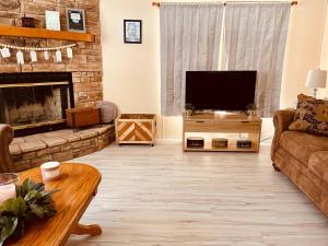 TV a/nebo společenská místnost v ubytování Devil Anse Home Rental