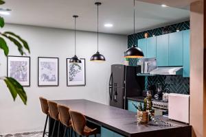 Η κουζίνα ή μικρή κουζίνα στο Luxury Roma Sur House with Rooftop Dining