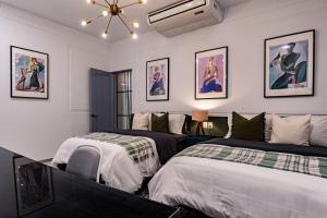 Ένα ή περισσότερα κρεβάτια σε δωμάτιο στο Luxury Roma Sur House with Rooftop Dining