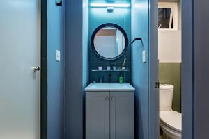 Ένα μπάνιο στο Luxury Roma Sur House with Rooftop Dining +65 φωτογραφίες