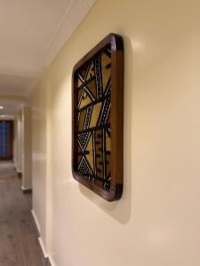 un mur avec une boîte en bois sur le mur dans l'établissement Karen Plains Hotel Nairobi, à Nairobi