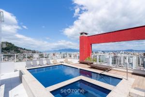 a swimming pool on the roof of a building at Aptos completos em prédio com piscina a 850m da Praia no Centro de Floripa - RIIs in Florianópolis