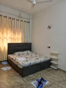 a bedroom with a bed in a room with a window at 1 chambre salon climatisé in Cotonou