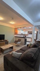 シウダー・デル・エステにあるcasa de 200 m2 en inmejorable ubicaciónのリビングルーム(大きなソファ付)、キッチンが備わります。