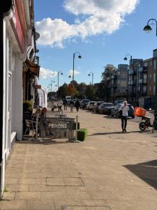 een persoon die langs een gebouw op straat loopt bij Shirley Guest Flat 1 in Southampton