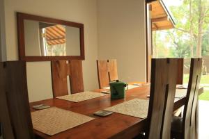 una mesa de madera en una habitación con espejo en The Ehela, en Tangalle