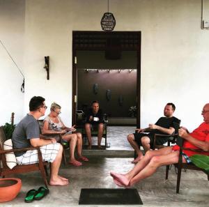 Un grupo de personas sentadas en sillas en una habitación. en The Ehela, en Tangalle