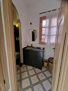 un baño con lavabo y espejo en RIAD LA BRUNE a cozy vacation home, en Marrakech
