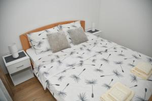 a bedroom with a bed with dandelions on it at Apartman Dimić, Vrnjačka Banja in Vrnjačka Banja
