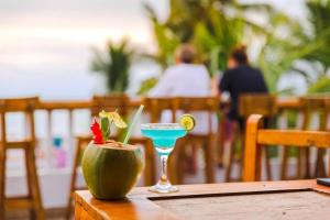 a drink and an avocado sitting on a table at Cabaña en condominio frente al mar #10 in Tolú