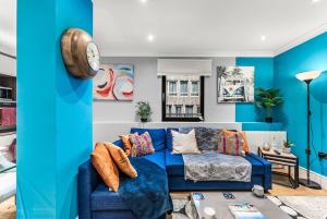 a blue living room with a blue couch at Beautiful 2 Bedroom Home In Bristol in Bristol